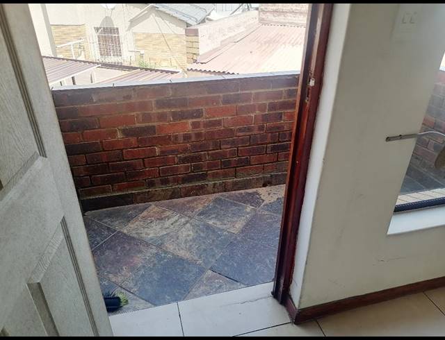 2 bed property to rent in ROBERTSHAM